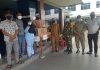 Ery Suandi saat menyerahkanbantuan susu encer beruang di isolasi terpusat, hotel Gembira Tanjungbatu