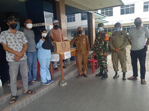 Ery Suandi saat menyerahkanbantuan susu encer beruang di isolasi terpusat, hotel Gembira Tanjungbatu Ery Suandi saat menyerahkanbantuan susu encer beruang di isolasi terpusat, hotel Gembira Tanjungbatu