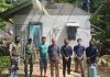 Goro rumah warga yang tertimpa pohon durian
