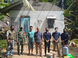 Goro rumah warga yang tertimpa pohon durian