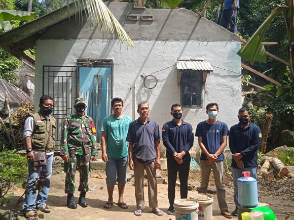 Goro rumah warga yang tertimpa pohon durian