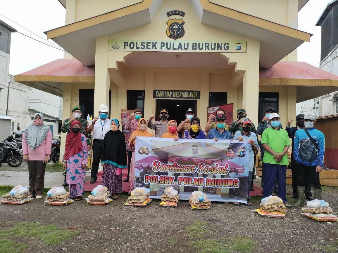 Silaturahmi Ke Mapolsek Teluk Belengkong Dan Pulau Burung, Kapolres Inhil Salurkan Sembako Kepada Masyarakat