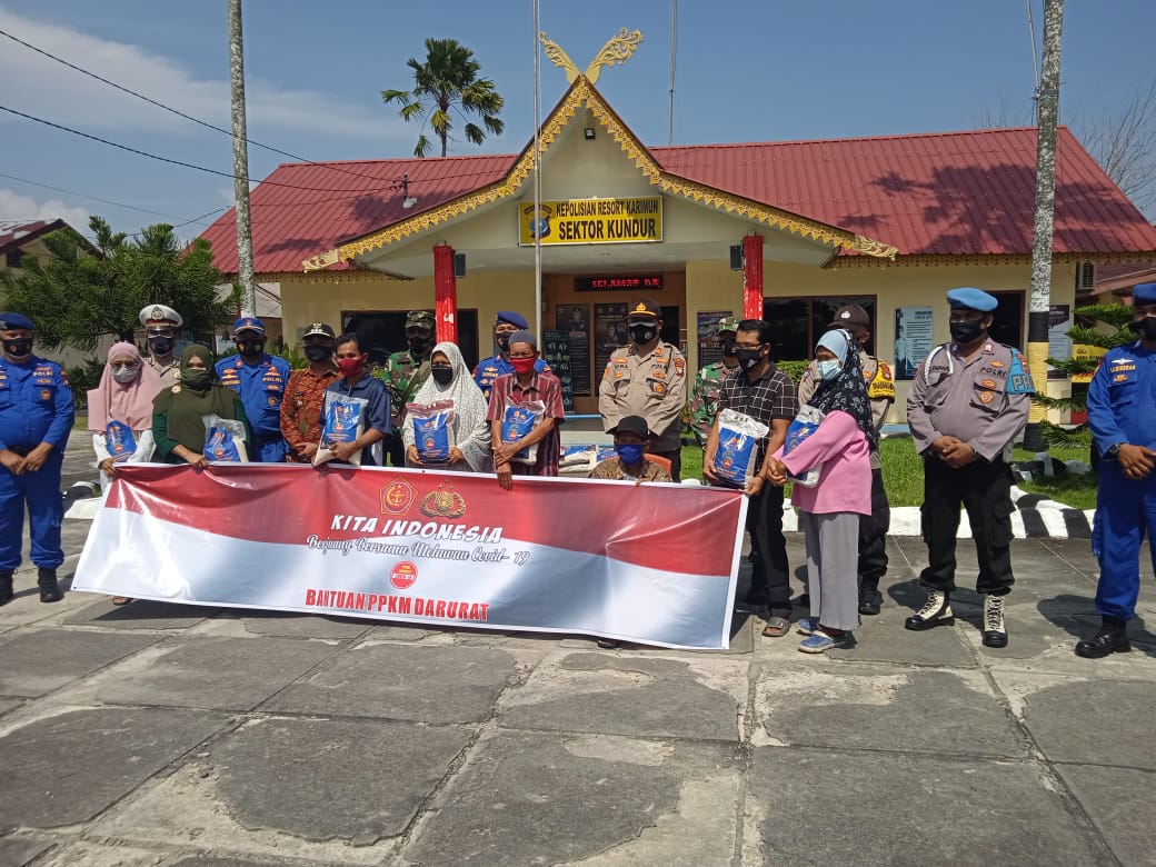 Polres Karimun Polda Kepri Serahkan 100 Karung Beras Ke Polsek Kundur Untuk Dibagikan Kepada Masyarakat