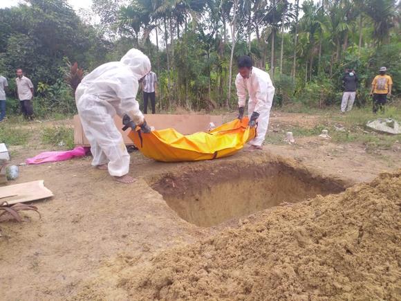 Jenazah saat dikebumikan di TPU KM 5 Tanjungbatu Barat