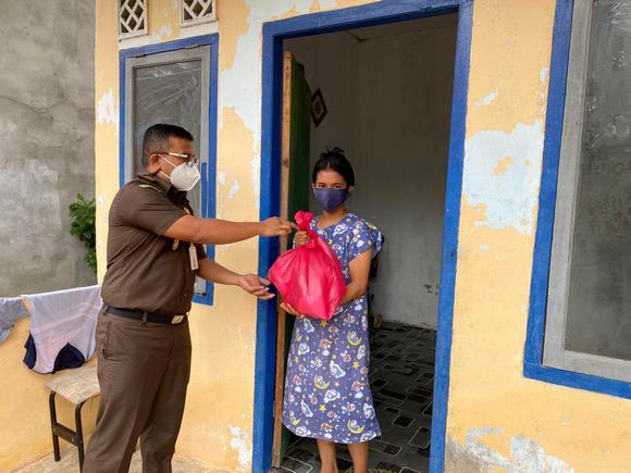 Kacabjari Karimun di Tanjungbatu, Nico Fernando, saat membagikan paket sembako