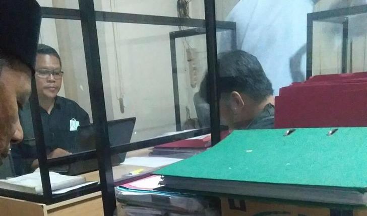 Kades Pasir Emas, Abdul Rahman saat dimintai keterangan oleh penyidik satreskrim Polres Inhil