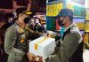 Kapolres-Inhil-AKBP-Dian-Setyawan,-saat-bagikan-bansos-kepada-pedagang-kaki-lima