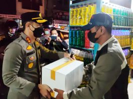 Kapolres-Inhil-AKBP-Dian-Setyawan,-saat-bagikan-bansos-kepada-pedagang-kaki-lima