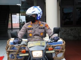Kapolres Inhil AKBP Dian Setyawan, saat mengantarkan bansos