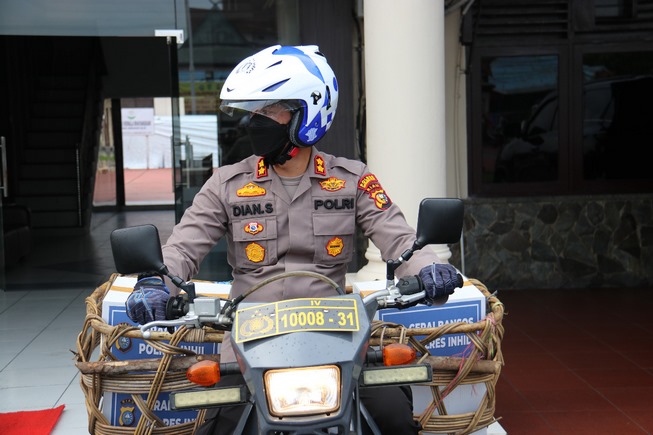 Kapolres Inhil AKBP Dian Setyawan, saat mengantarkan bansos