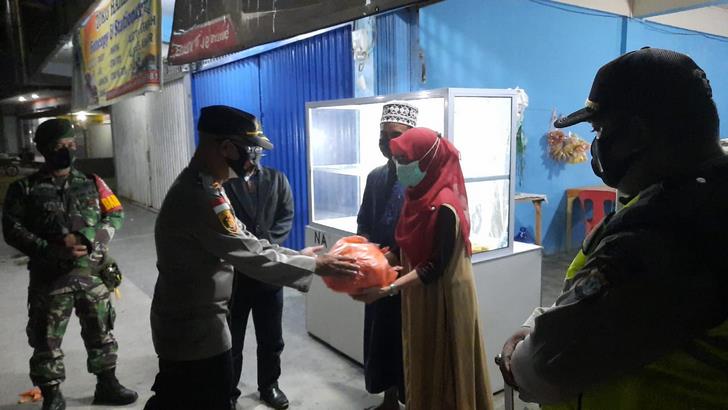 Kapolsek Kuba, Iptu Sasmintoro, saat membagikan sembako bagi pelaku usaha mikro