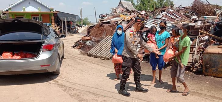 Kapolsek Kuba, Iptu Sasmintoro, saat membagikan sembako