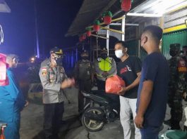 Kapolsek Kuba, Iptu Sasmintoro, tak peduli malam, dalam membagikan sembako