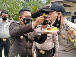 Kapolsek Tembilahan Hulu saat sampaikan apresiasi kepada personilnya yang naik pangkat