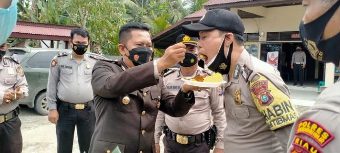 Kapolsek Tembilahan Hulu saat sampaikan apresiasi kepada personilnya yang naik pangkat