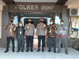 Ketua Ikatan Keluarga Duanu Riau (IKDR) Hasanudin dan beberapa masyarakat suku duanu saat berkunjung ke Mapolres Inhil, Senin (26-07-2021)