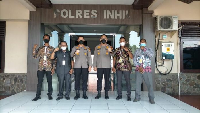 Ketua Ikatan Keluarga Duanu Riau (IKDR) Hasanudin dan beberapa masyarakat suku duanu saat berkunjung ke Mapolres Inhil, Senin (26-07-2021)