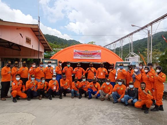 Tim SAR Lanal Tarempa, KPP Natuna Dan Satpolair Polres KKA Berhasil Evakuasi 3 ABK KM Bahari Yang Karam Di Perairan Tarempa Tim SAR Lanal Tarempa, KPP Natuna Dan Satpolair Polres KKA Berhasil Evakuasi 3 ABK KM Bahari Yang Karam Di Perairan Tarempa