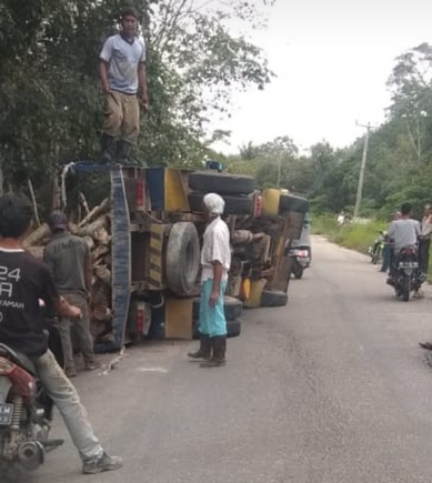 Diduga Kelebihan Muatan, Lori Muatan Kayu Terbalik