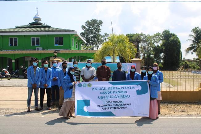 Perangi Covid-19 Mahasiswa KKN UIN Suska Bersihkan Masjid dan Bagikan Masker Pada Jemaah