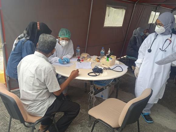 Pasien saat berobat ke Rumah Sakit Apung (RSA) Nusa Waluya II