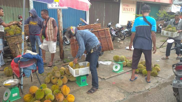 Pedagang durian di Pasar Tani Tanjungbatu