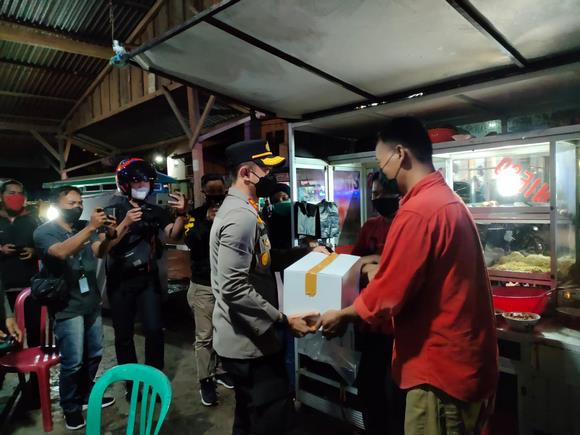 Pedagang kaki lima saat menerima bansos