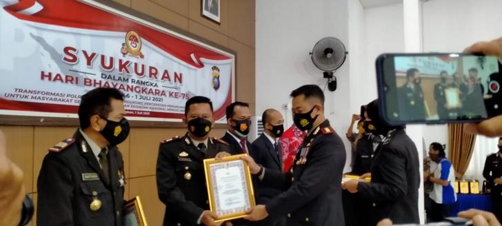 Penyerahan penghargaan kepada personil yang berprestasi