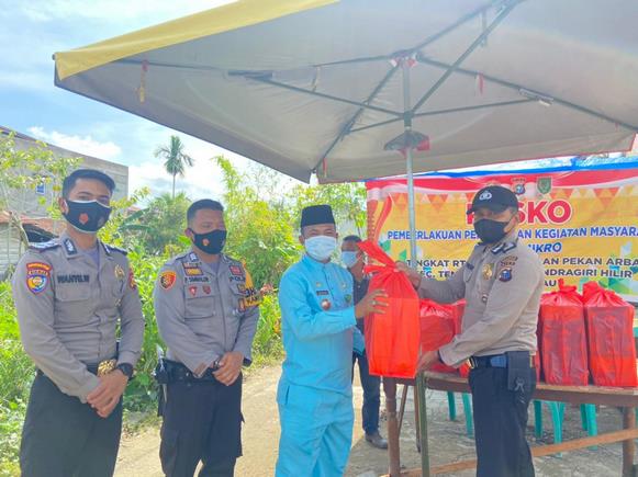 Kegiatan Jum’at Barokah, Polres Inhil Bagikan Nasi Kotak Bagi Masyarakat Yang Isoman