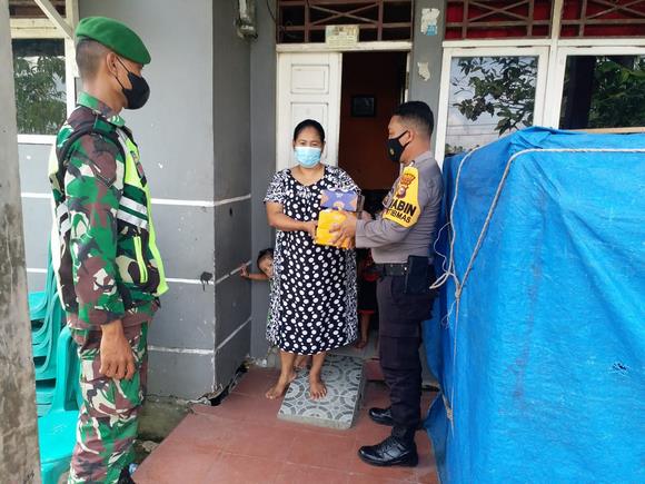 Polres Inhil bagikan nasi kotak bagi masyarakat yang Isoman