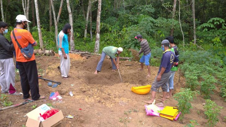 Proses pembongkaran kuburan