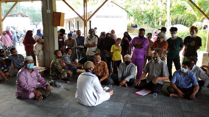 Warga Dusun III Parit Baru di Pesantren Nurul Aulia