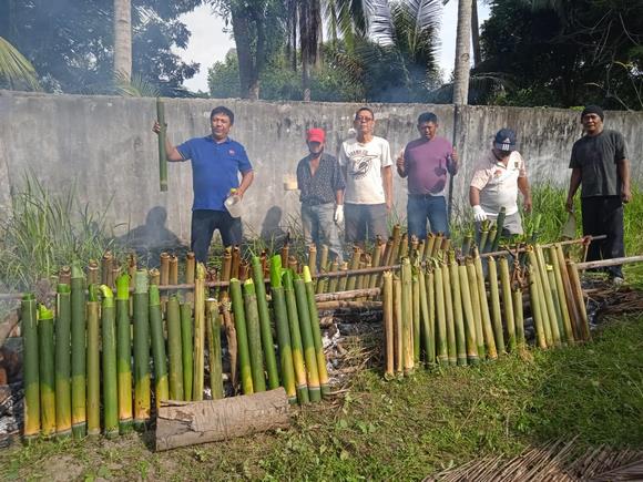 Warga Sumbar di Kundur saat malemang (membakar lemang)