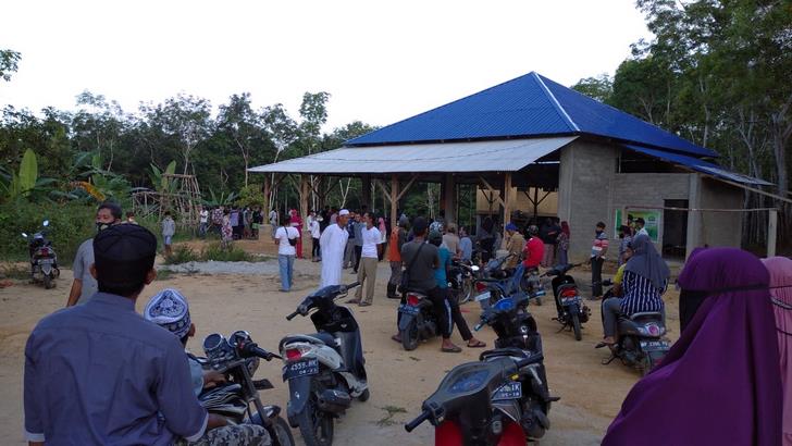 Warga mendatangi pondok pesantren Nurul Aulia