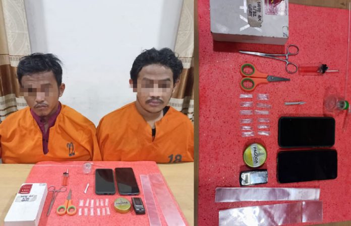 Dua orang pemuda, diduga pelaku tindak pidana narkotika jenis shabu di Jalan Gerilya Kelurahan Tembilahan Hulu