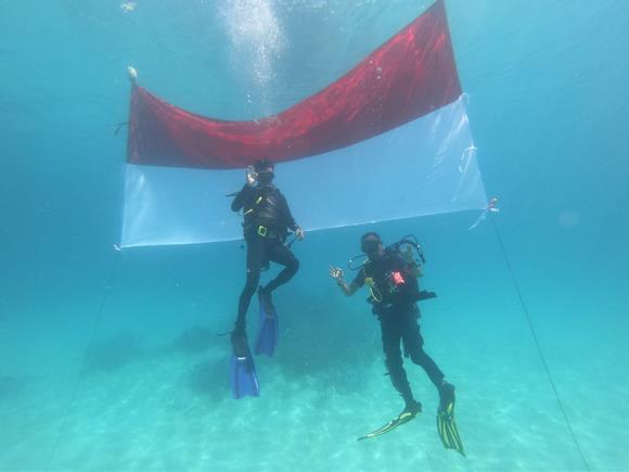 Bendera berkibar di laut Anambas