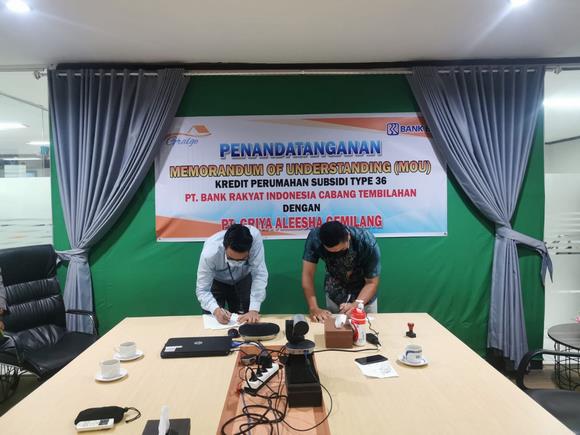 Direktur PT Griya Aleesha Gemilang (Gralge), M. Firdaus bersama Pimpinan Cabang BRI Tembilahan, Harry Wahyudi menandatangani MoU pembiyayaan perumahan bersubsidi Direktur PT Griya Aleesha Gemilang (Gralge), M. Firdaus bersama Pimpinan Cabang BRI Tembilahan, Harry Wahyudi menandatangani MoU pembiyayaan perumahan bersubsidi