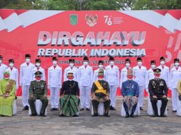 Foto Berama pengibar bendera