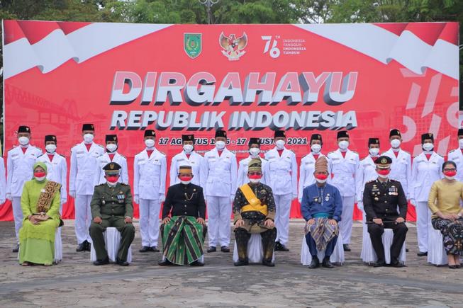 Foto Berama pengibar bendera