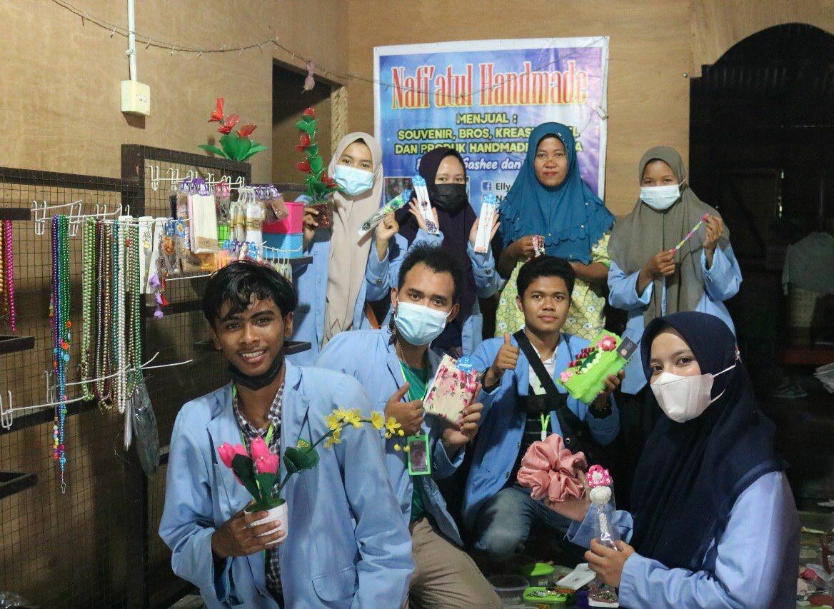 Mahasiswa Kukerta Unri Bantu Kembangkan Usaha Handmade di Desa Laboy Jaya