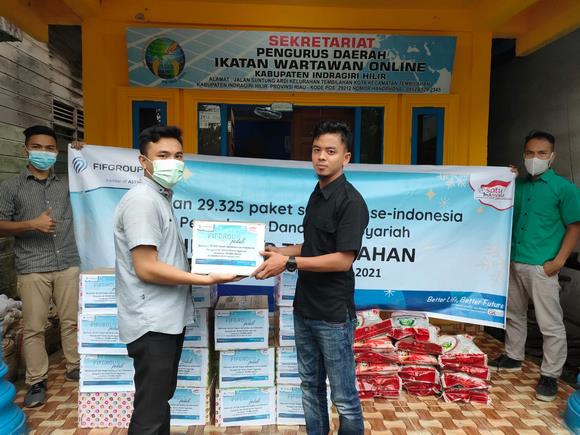 Gandeng IWO Inhil, FIF Tembilahan Salurkan Puluhan Paket Sembako Kepada Masyarakat Terdampak Covid-19