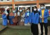 Mahasiswa KKN-DR Plus UIN Sultan Syarif Kasim Riau saat bagi-bagi masker di pasar Siping Jaya Tg Batu