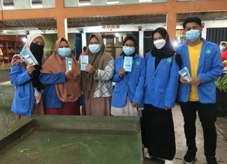 Mahasiswa KKN-DR Plus UIN Sultan Syarif Kasim Riau saat bagi-bagi masker di pasar Siping Jaya Tg Batu