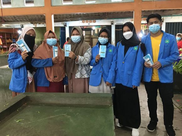 Mahasiswa KKN-DR Plus UIN Sultan Syarif Kasim Riau saat bagi-bagi masker di pasar Siping Jaya Tg Batu