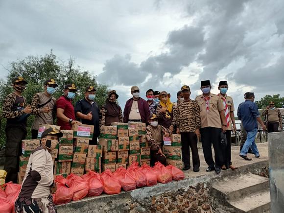 Peringatan Hari Pramuka Ke-60, Kwarcab Karimun Serahkan Sembako Ke Dusun III P. Manda, Desa Ngal