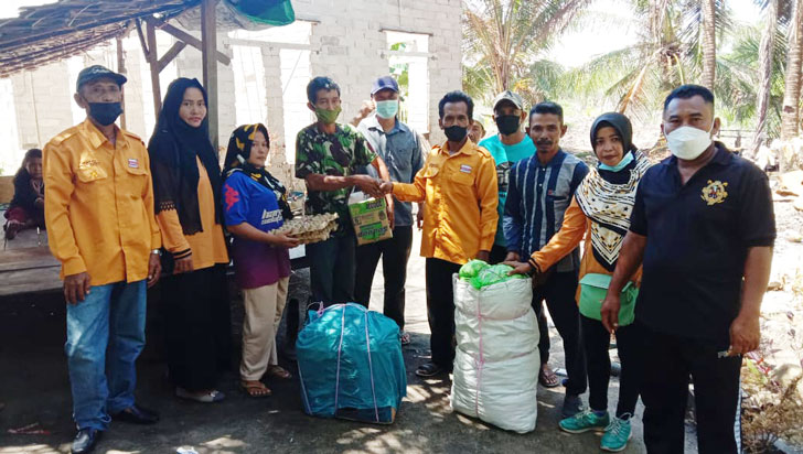 Pengurus-Partai-Hanura-Kabupaten-karimun,-Saat-menyerahkan-bantuan-kepada-mkorban-kebakaran-rumah