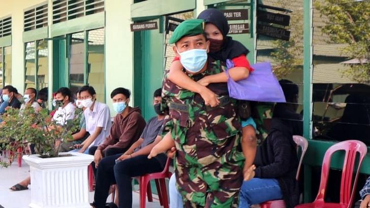 Penyandang Disabilitas Dibantu Anggota Kodim 0314 Untuk Vaksinasi