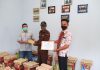Penyerahan paket sembako dan uang tunai dari PT Timah Tbk
