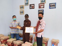 Penyerahan paket sembako dan uang tunai dari PT Timah Tbk