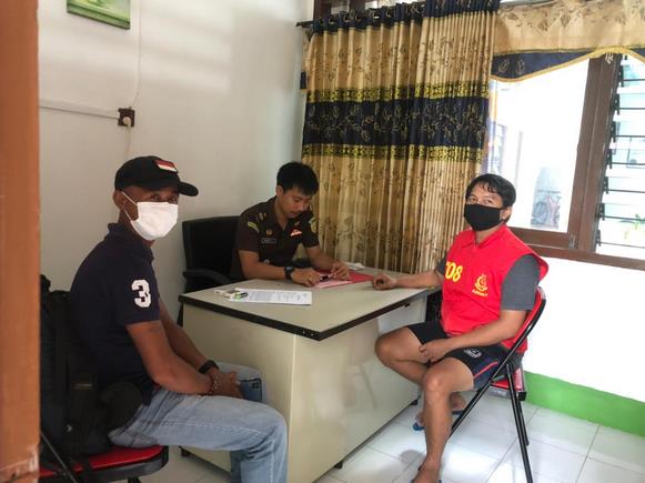 Penyidik Cabjari Natuna di Tarempa, Bambang S, saat pemeriksaan berkas
